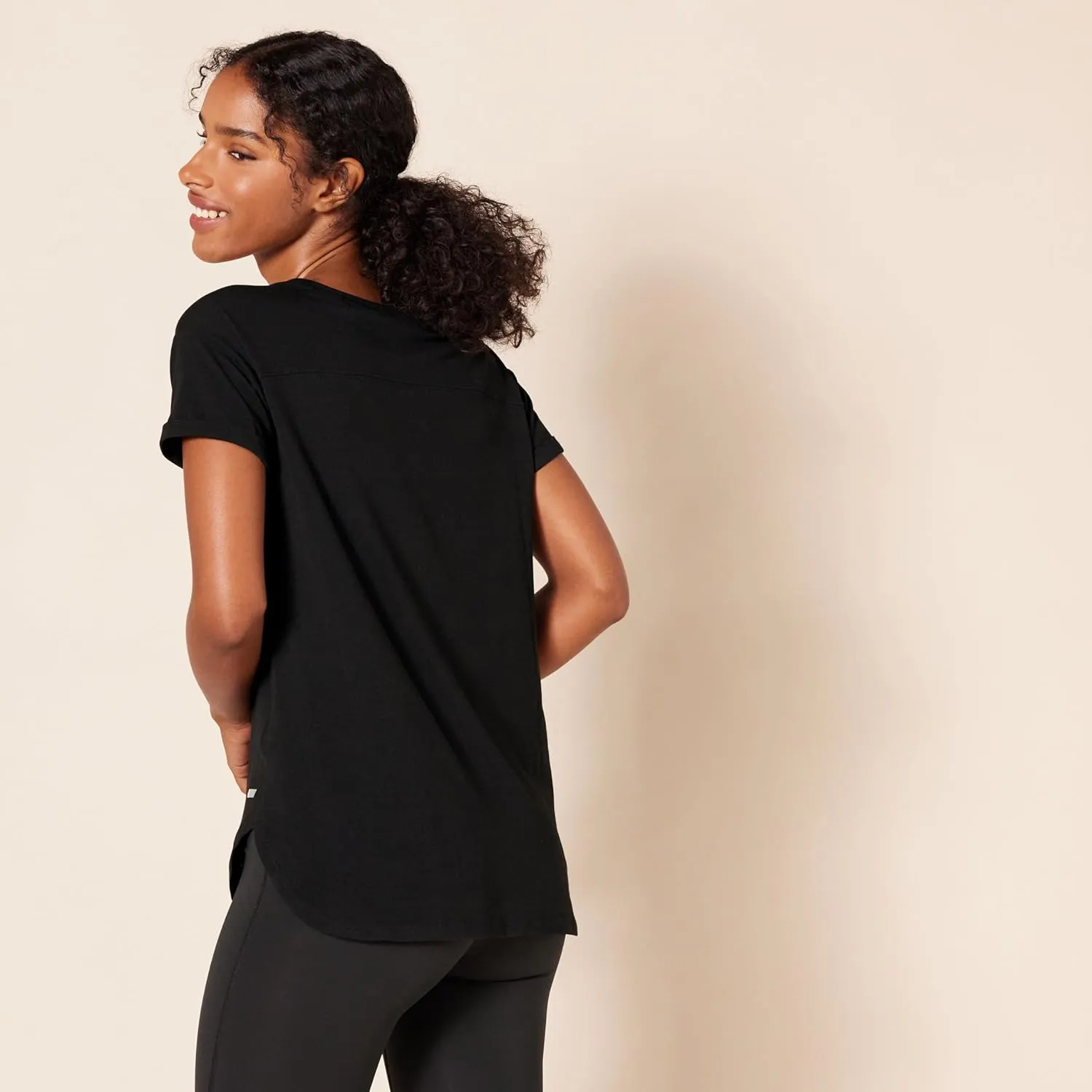 Amazon Essentials Women's Studio Relaxed-Fit Lightweight Crewneck T-Shirt (Available in Plus Size), Multipacks