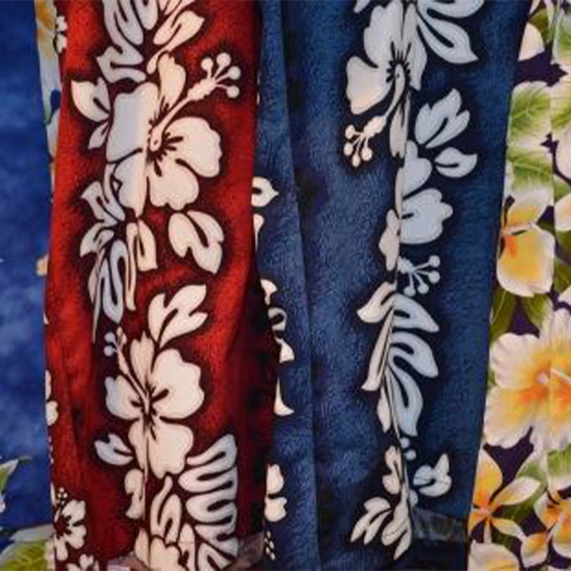 Royal Hawaiian Creations Men's "Aloha Hibiscus" Print Shirt