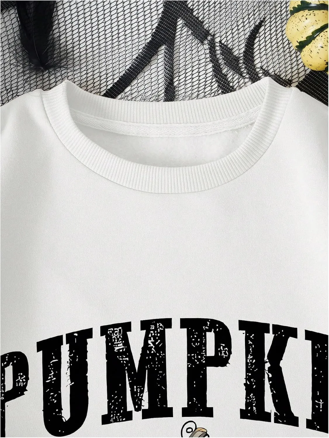 WDIRARA Women's Graphic Print Cute Long Sleeve Cute Sweatshirts Crew Neck Halloween Pullovers